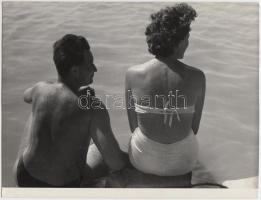 Cca 1960 Zsuffa Béla: Fürdés után. Vintage fotó, 18x24 cm