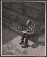 1932 Kinszki Imre (1901-1945): Újságolvasó. Vintage szociofotó, hátoldalán pecséttel jelzett, 15x13 cm