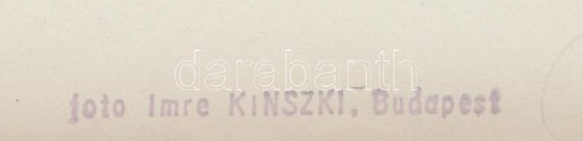 1932 Kinszki Imre (1901-1945): Újságolvasó. Vintage szociofotó, hátoldalán pecséttel jelzett, 15x13 ...