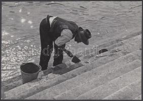 1933 Kinszki Imre (1901-1945): Duna parti munkás. Vintage szociofotó, hátoldalán pecséttel jelzett, 12x17 cm