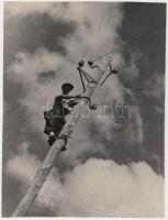 Cca 1940 Ism. alk.: Villanyvezeték szerelő. 24x18 cm