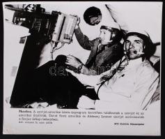 cca 1970 Sajtófotó a szovjet-amerikai közös űrprogramról, 18x26cm