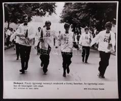 cca 1970 "Budapest. Pincér ügyességi versenyt rendeztek a Gorkij fasorban", sajtófotó, 20x24cm