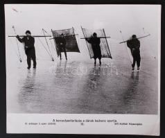 cca 1970 "A korcsolyavitorlázás a dánok kedvenc sportja", sajtófotó, 20x24cm
