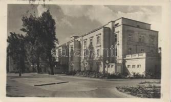 19 modern, magyar, fekete-fehér képeslap a '40-'50-es évekből / 19 Hungarian, black and white postcards from forties and fifties