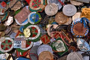 Doboznyi vegyes kitűző, jelvény, emlékérem, medál tétel, főleg turista jelvények, természetvédelmi szervezetek kitűzői plakettjei T:vegyes