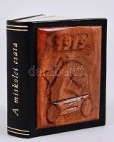 Minikönyv: [Dr. Gellért Tibor]: A miskolci csata. Miskolc, 1983. Aranyozott műbőr kötésben, a kötéstáblákon lakkozott, az első kötéstáblán faragott, fa rátéttel, illusztrált, sorszámozott (236/600)