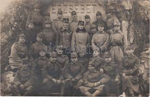 Magyar katonák, Gödöllő, Erzsébet Park, Erzsébet királyné szobor, szikla / WWI Hungarian soldiers, Elisabeth monument, group photo