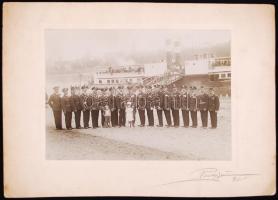 1935 Frissen avatott rendőrök fotója a Duna parton Budapesten. Kartonra kasírozva, 35x25cm