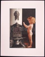 Cca 1940 Színezett reklámfotó a Ferrum nevű vaskályháról (hibás, két hajtás), paszpartuban, 25x31 cm