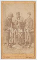 cca 1870 Vadászok keményhátú fotó / cca 1870 Hunters vintage photo 7x9 cm
