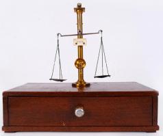 XX. sz eleje: Nagyon szép, szétszerelhető, réz patika mérleg, fa ládikában hordozható. Súlyokkal / 
...