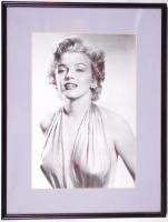 Marilyn Monroe fekete-fehér fotó, paszpartuban üvegezett keretben, 27×18 cm