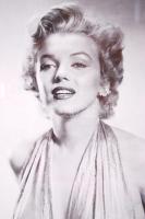 Marilyn Monroe fekete-fehér fotó, paszpartuban üvegezett keretben, 27×18 cm