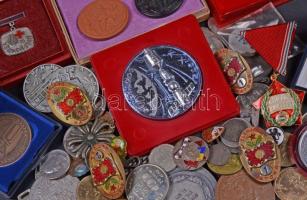 Vegyes numizmatika tétel fém- és ezüstpénzekkel, emlékérmekkel, jelvényekkel és szocialista kitüntet...