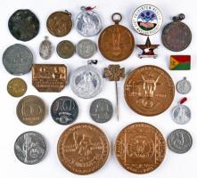 Kis egyes numizmatika tétel fémpénzekkel, emlékérmekkel, jelvényekkel kis műanyag dobozban T:vegyes