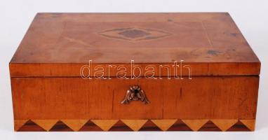 XX: sz eleje: szép faintarziás ládika, kulcsos zárral, kulccsal, belül bélelt /  Nice vintage wooden box 26x20x8 cm