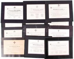 1920-1945 25 db kfl gyászjelentés, némelyiken forgalmi bélyeg is van. 31x25 cm