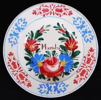 XIX. sz Mariska feliratos jelzett Hollóházi kerámia tányér, kézzel festett (korának megfelelő állapotban) d: 20 cm