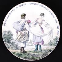 XIX. század: Magyar népviseletek XVIII. sz. kézzel festett kerámia tányér, korának megfelelő állapotban d: 20 cm