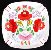 Nagy kerámia tétel a XIX. századtól napjainkig, főleg falitányérok összesen 12 db