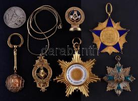 7db szabadkőműves érem és relikvia, közte a lipcsei páholy aranyozott, zománcozott csillag alakú medálja (67mm) , s bayreuth-i "A Naphoz" anyapáholy aranyozott, porcelán berakásos medálja, a 1969. a Schiller-páholy 100. évfordulója Br emlékérem kulcstartóként T:vegyes
