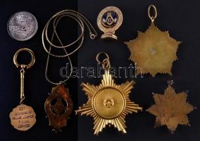 7db szabadkőműves érem és relikvia, közte a lipcsei páholy aranyozott, zománcozott csillag alakú med...