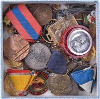Kis doboznyi vegyes kitüntetés és emlékérem tétel, közte szocialista kitüntetések, bronz sportérmek,...