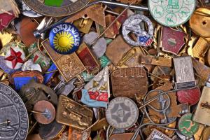 Fém kör alakú bonbonos doboznyi vegyes kitűző és jelvény T:vegyes