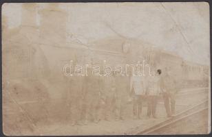 Mozdony és a vasutasok, képeslap fotó, viseltes állapotban, 14×9 cm