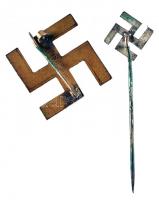 Német 3. Birodalom / II. világháború 2db fém horogkeresztes jelvény T:2,2-
German Third Reich / Worl...