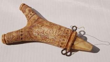 Szarvasagancsból faragott díszes lőportartó