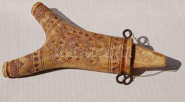 Szarvasagancsból faragott díszes lőportartó