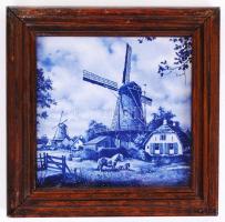 Matricás díszítésű, delfti porcelán alátét fa keretben, filc hátoldallal /  Delft porcelain dish stand in wooden frame, 19,5x19,5cm