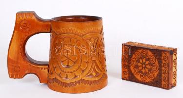 Nagyméretű faragott fa díszkorsó és egy faragott fadobozka/ Little wooden box, 12x8x4cm and large wooden beer jug, 15x18cm