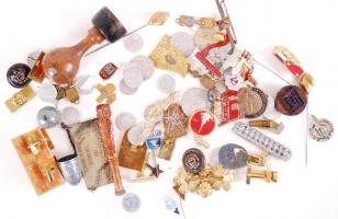 Régi fémdoboz tele jelvényekkel pecsétnyomóval, egyebekkel