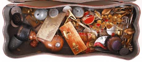 Régi fémdoboz tele jelvényekkel pecsétnyomóval, egyebekkel