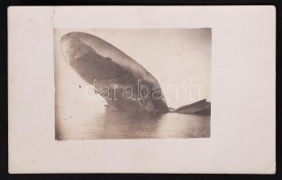 1915 Lelőtt olasz felderítő léghajó süllyed a tengerbe. Hátoldalán feliratozott, datált /  Damaged World War I Italian observation balloon sinking, with Hungarian descritpion on back, 9x14cm