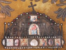 cca 1910 A Magyar Királyság hímzett, kézimunkával készített címere üvegezett keretben  a kis zománck...