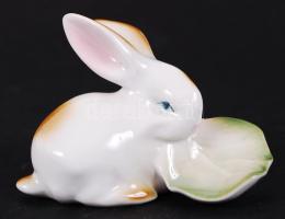 Salátalevelet rágcsáló nyúl. Kézzel festett, jelzett Zsolnay porcelán figura /  Hand painted Zsolnay bunny chewing a salad leaf, 9x6cm