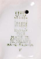 Salátalevelet rágcsáló nyúl. Kézzel festett, jelzett Zsolnay porcelán figura / 
Hand painted Zsolnay...