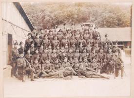 Cca 1930 Salgótarjáni csendőrség teljes legénysége, jelzett, üvegezett keretben, 15×21 cm