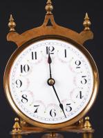 Cca 1900 Négyszáz-napos asztali óra, mechanikus szerkezettel, kulcs hiányzik, eredeti üveggel, tiszt...