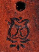 K jelzéssel: Furulyázó fiú és galambot tartó lány, jelzett, kemény cserép, hibátlan, m:16 és 17 cm