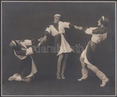 cca 1930 Erdélyi Ila vintage fotója a Szentpál Olga mozgásművészeti iskola egyik csoportjának fellépéséről, 18x24cm