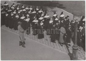 1938 Osoha László: Vasárnap délután. Vintage fotó, 15x22cm