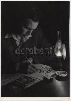 cca 1960 Zsuffa Béla: Csendes esti óra. Vintage fotó, hátoldalán feliratozott, 24x18cm