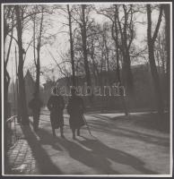 cca 1940 Reich Péter Cornel: Katonák kimenőn. Vintage fotó, 17x17cm