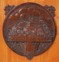 Munkács vára, fára erősített réz plakett, d:11 cm, 20×14 cm