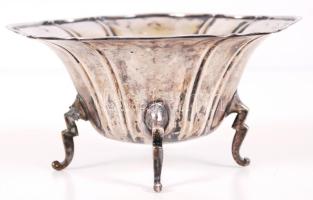 1872-1937 800-as tisztaságú, pesti "dianás" jelzésű, négy lábon álló, ezüst (Ag) kínáló (az egyik láb sérült) /  Silver bowl on four legs with 800/1000 fineness Pest "Dianakopf" hallmark (one leg with fault), 15x12x7,5cm, 97gr